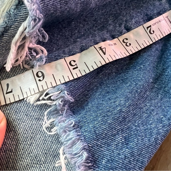 LEVI'S 501 Women’s MID THIGH Jean SHORT Distressed 6” Inseam High Rise Size 27 - Picture 4 of 10